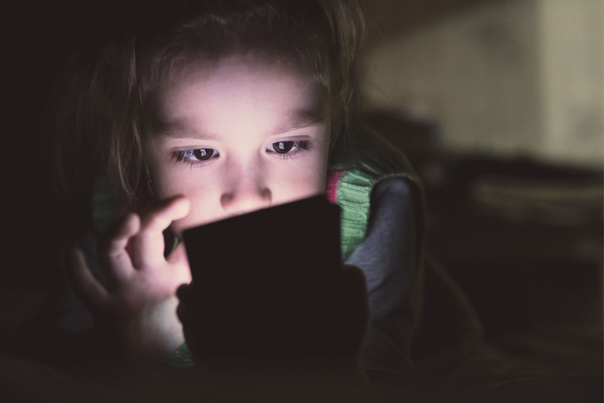 Mitos vs Fakta - Bahaya Smartphone pada Otak Anak yang Tak Terduga!