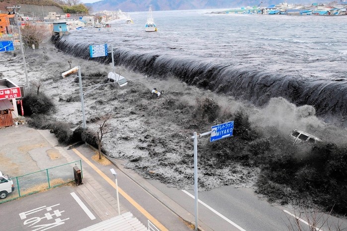 Tsunami: Konsep Fisika Mematikan di Balik Gelombang Raksasa